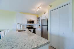 Bright, Sunny Suite with Magnificent Ocean Views - Image 3