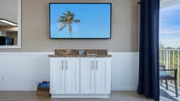 2 BR End Suite, Pool, Beach & Bar, vast views - Image 4