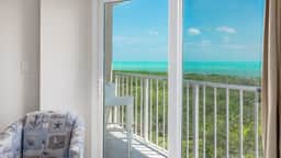 Perfect Location, Beautiful Ocean Views Pool & Bar - Image 4