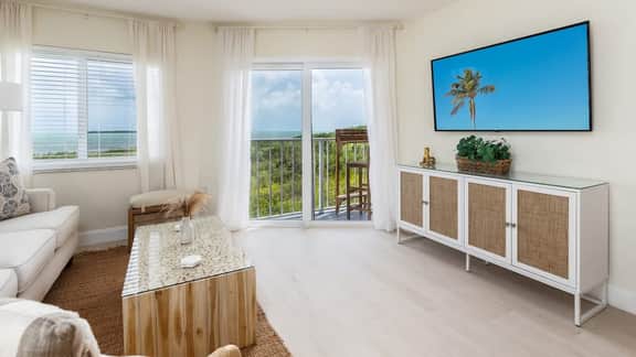 Unbeatable Views from Lux Oceanfront End Suite - Image 5