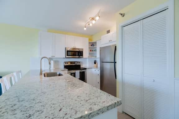 Bright, Sunny Suite with Magnificent Ocean Views - Image 3
