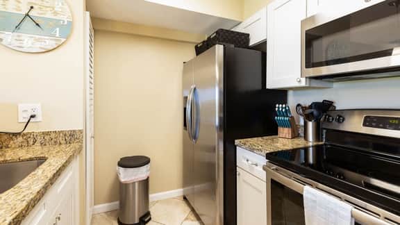 Lush Views from Cozy Top Floor - Ocean Pointe 1415 - Image 3