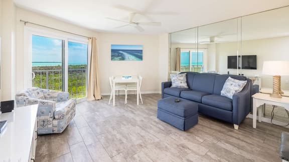 Perfect Location, Beautiful Ocean Views Pool & Bar - Image 1